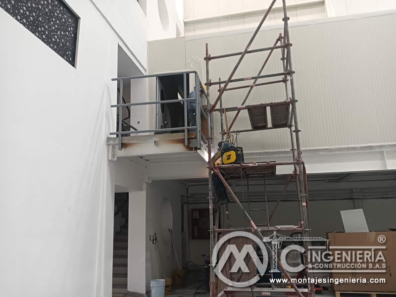 Instalación de mezanine con barandilla tubular en local comercial en Bogotá, Colombia. Montajes, Ingeniería y Construcción MIC SAS.