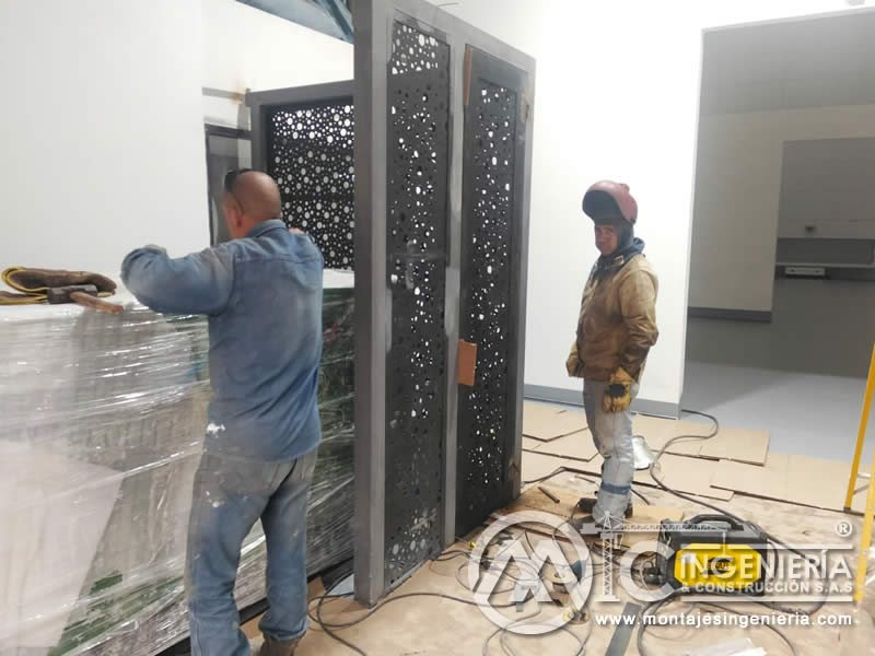 Instalación de puertas metálicas con lámina perforada en interiores en Bogotá, Colombia. Montajes, Ingeniería y Construcción MIC SAS.