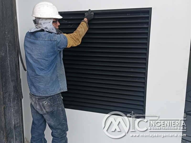 Instalación de rejilla de ventilación metálica en local comercial en Bogotá, Colombia. Montajes, Ingeniería y Construcción MIC SAS.