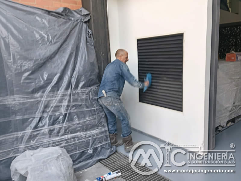 Instalación de rejillas de ventilación metálicas en fachadas y muros en Bogotá, Colombia. Montajes, Ingeniería y Construcción MIC SAS.