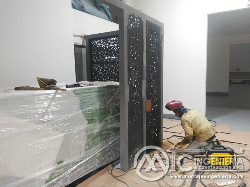 Instalación y soldadura de marcos metálicos con lámina perforada en Bogotá, Colombia. Montajes, Ingeniería y Construcción MIC SAS.