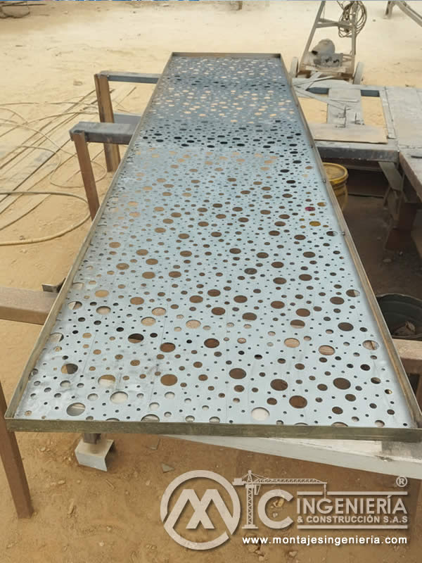 Lámina metálica perforada con diseño circular para fachadas decorativas en Bogotá, Colombia. Montajes, Ingeniería y Construcción MIC SAS.