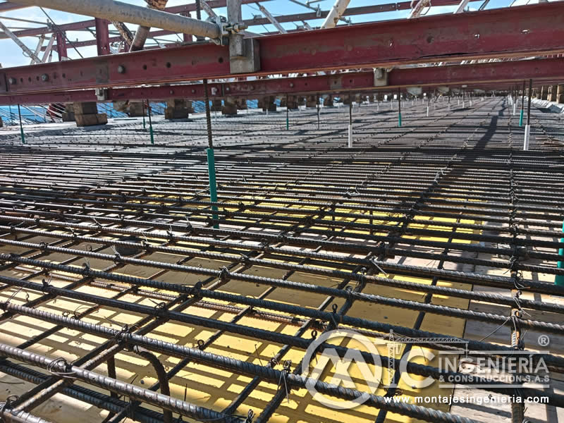 Malla de acero corrugado sobre formaleta para losa de puente vehicular en Bogotá, Colombia. Montajes, Ingeniería y Construcción MIC SAS.