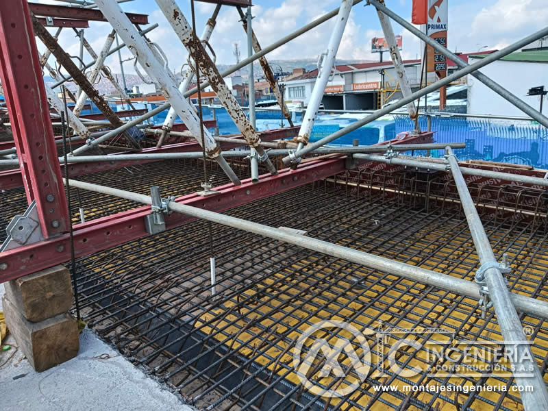 Malla de refuerzo y vigas metálicas para losa de puente vehicular en Bogotá, Colombia. Montajes, Ingeniería y Construcción MIC SAS.