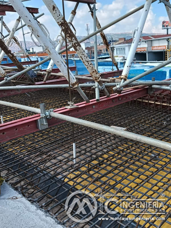 Malla de varilla corrugada sobre formaleta para tablero de puente vehicular en Bogotá, Colombia. Montajes, Ingeniería y Construcción MIC SAS.