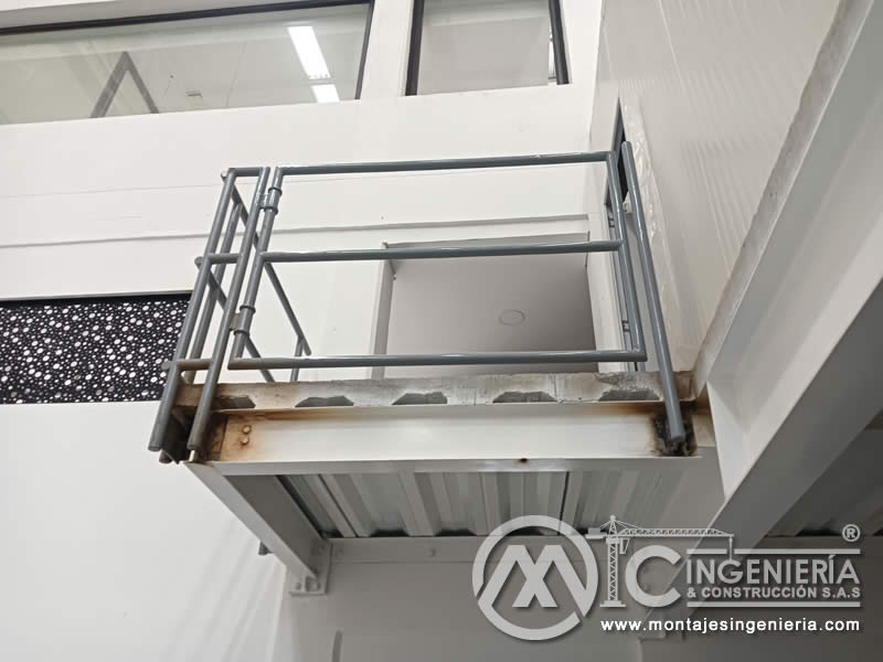 Mezanine metálico con barandilla tubular en local comercial de doble altura en Bogotá, Colombia. Montajes, Ingeniería y Construcción MIC SAS.
