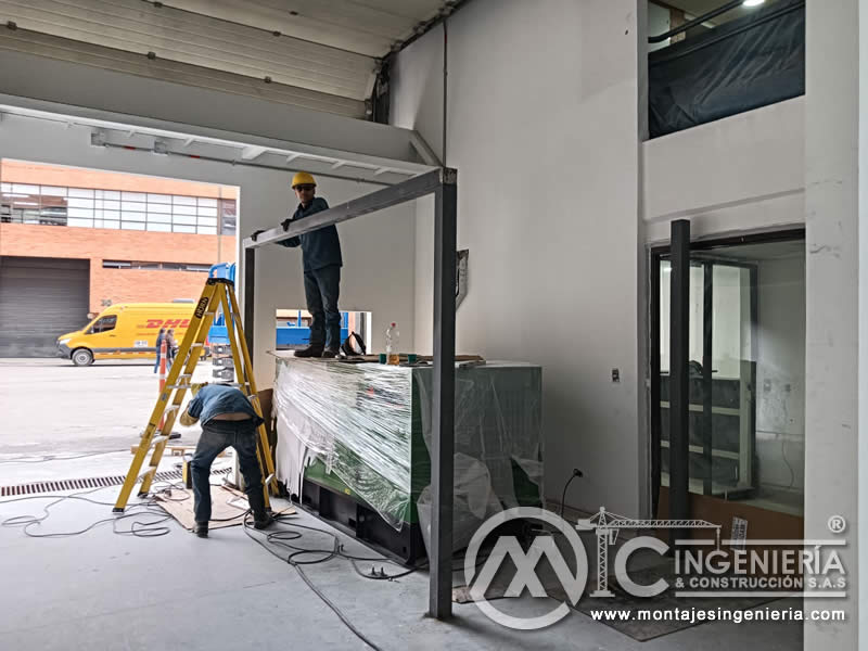 Montaje de estructura metálica para cuarto de máquinas en local comercial en Bogotá, Colombia. Montajes, Ingeniería y Construcción MIC SAS.