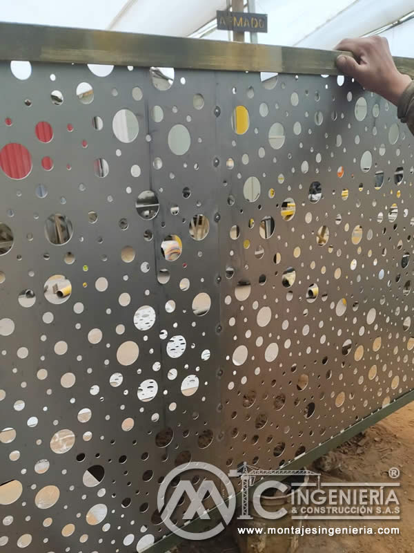 Panel decorativo en lámina perforada con círculos para fachadas y locales en Bogotá, Colombia. Montajes, Ingeniería y Construcción MIC SAS.