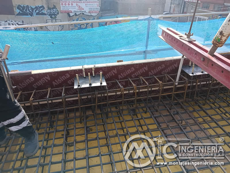 Placa de anclaje y refuerzo en borde de losa de puente vehicular en Bogotá, Colombia. Montajes, Ingeniería y Construcción MIC SAS.