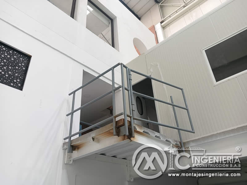 Plataforma metálica con barandilla tubular en mezanine de local comercial en Bogotá, Colombia. Montajes, Ingeniería y Construcción MIC SAS.