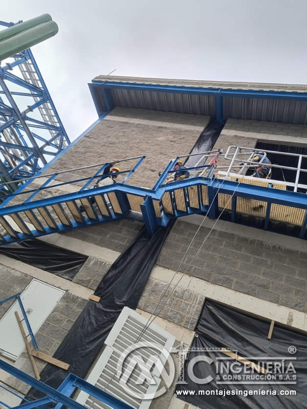 Plataformas metálicas para mantenimiento en fachadas de plantas industriales en Bogotá, Colombia. Montajes, Ingeniería y Construcción MIC SAS.