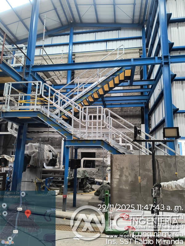 Plataformas y escaleras metálicas para plantas industriales y bodegas en Bogotá, Colombia. Montajes, Ingeniería y Construcción MIC SAS.