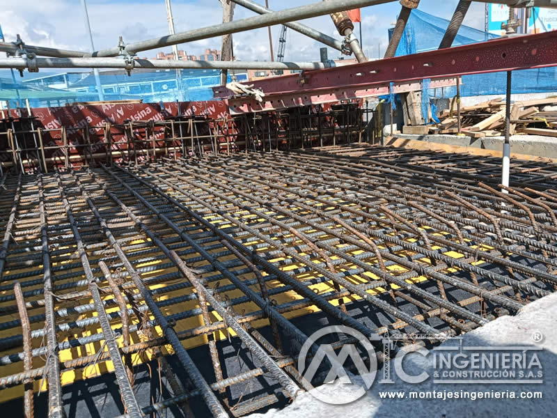 Refuerzo de acero y vigas metálicas para losa de puente urbano en Bogotá, Colombia. Montajes, Ingeniería y Construcción MIC SAS.