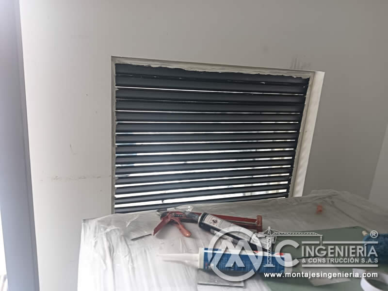 Rejillas metálicas con lamas horizontales para ventilación en muros en Bogotá, Colombia. Montajes, Ingeniería y Construcción MIC SAS.