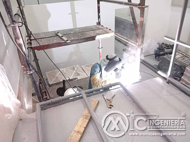 Soldadura de estructura metálica en interior de local comercial en Bogotá, Colombia. Montajes, Ingeniería y Construcción MIC SAS.
