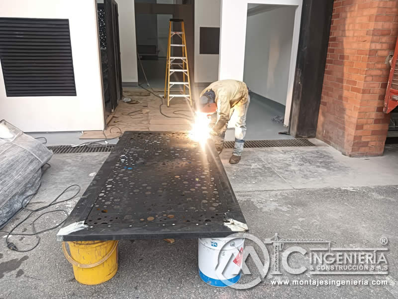 Soldadura de lámina perforada decorativa en taller para proyectos en Bogotá, Colombia. Montajes, Ingeniería y Construcción MIC SAS.