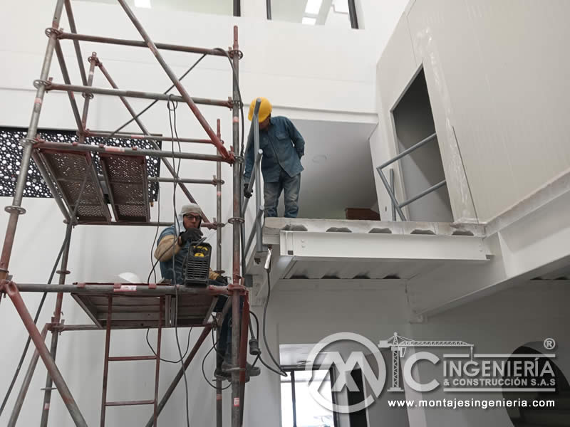 Soldadura de mezanine metálico en local comercial de triple altura en Bogotá, Colombia. Montajes, Ingeniería y Construcción MIC SAS.