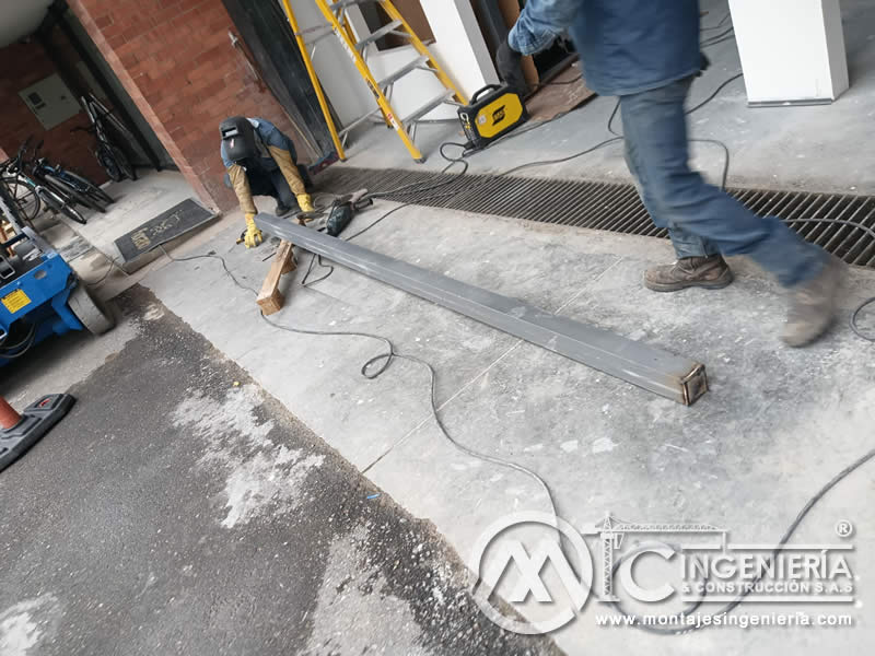 Soldadura de perfil metálico rectangular para estructuras de locales en Bogotá, Colombia. Montajes, Ingeniería y Construcción MIC SAS.