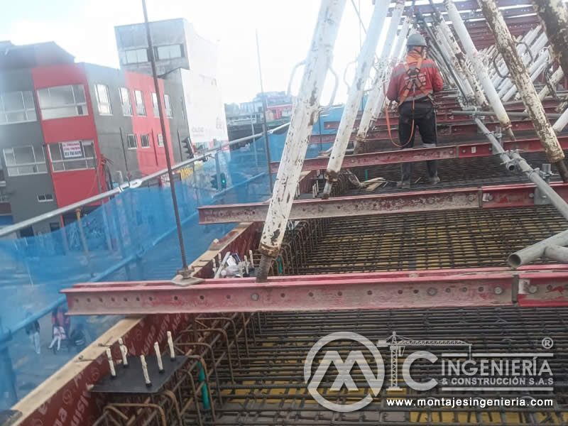 Trabajos en altura sobre losa de puente con arnés de seguridad en Bogotá, Colombia. Montajes, Ingeniería y Construcción MIC SAS.