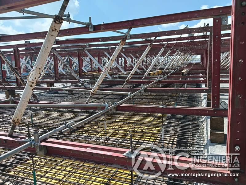 Vigas metálicas con malla de refuerzo para construcción de puente vehicular en Bogotá, Colombia. Montajes, Ingeniería y Construcción MIC SAS.