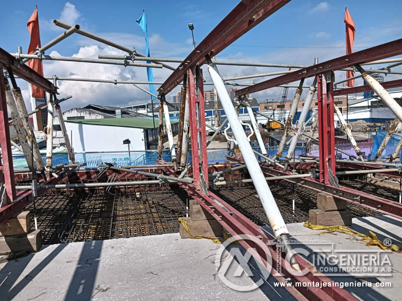 Vigas metálicas y malla de refuerzo para losa de puente urbano en Bogotá, Colombia. Montajes, Ingeniería y Construcción MIC SAS.