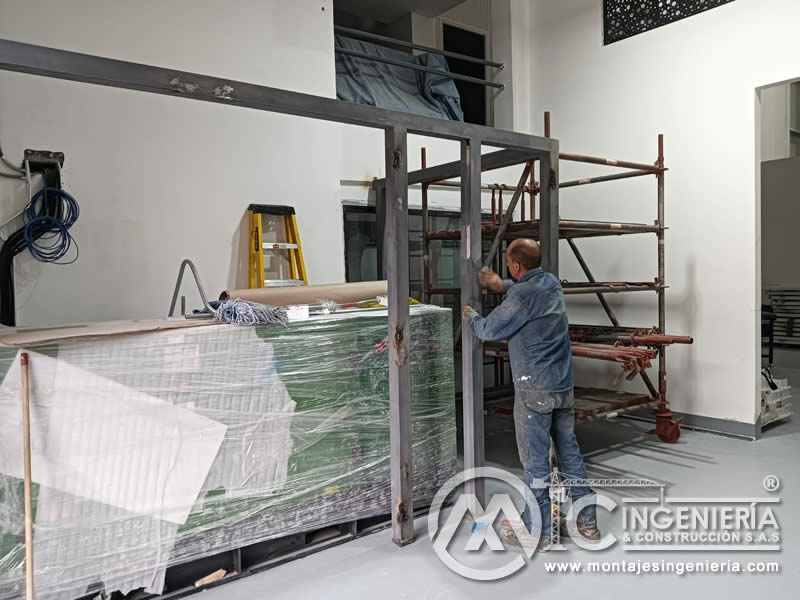Ajuste de marco metálico estructural para portones en local comercial en obra en Bogotá, Colombia. Montajes, Ingeniería y Construcción MIC SAS.