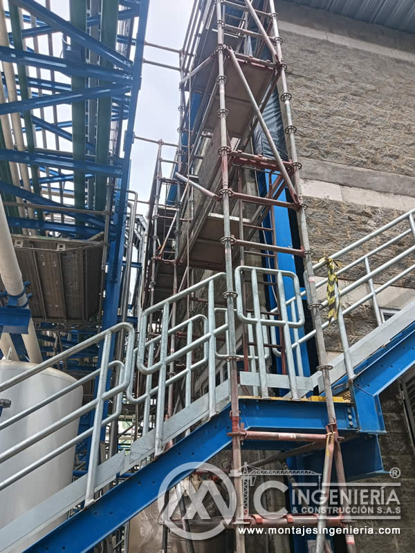 Andamios multidireccionales para trabajos de montaje en planta industrial en altura en Bogotá, Colombia. Montajes, Ingeniería y Construcción MIC SAS.