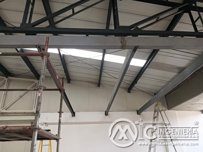 Correas y cerchas metálicas instaladas en cubierta de nave industrial o local comercial en Bogotá, Colombia. Montajes, Ingeniería y Construcción MIC SAS. Correas y cerchas metálicas instaladas en cubierta de nave industrial o local comercial en Bogotá, Colombia. Montajes, Ingeniería y Construcción MIC SAS.