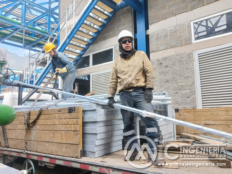 Descargue de lamas metálicas galvanizadas para instalación en planta industrial en Bogotá, Colombia. Montajes, Ingeniería y Construcción MIC SAS.