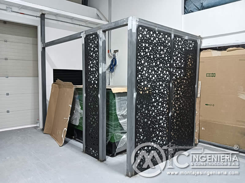 División metálica con paneles perforados decorativos y estructura galvanizada en Bogotá, Colombia. Montajes, Ingeniería y Construcción MIC SAS.