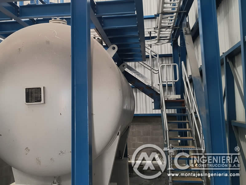 Escalera metálica para acceso a tanques a presión en plantas industriales en Bogotá, Colombia. Montajes, Ingeniería y Construcción MIC SAS.
