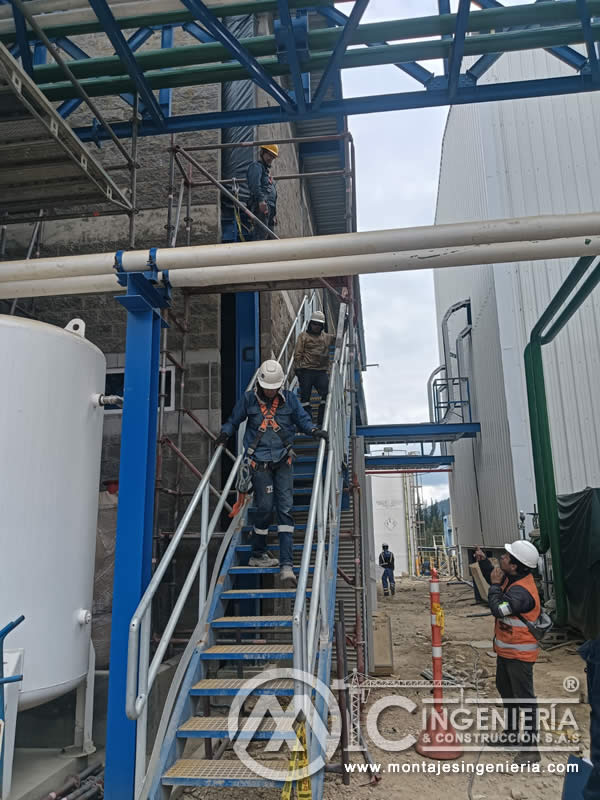 Escaleras metálicas y plataformas de acceso en plantas industriales con andamios en Bogotá, Colombia. Montajes, Ingeniería y Construcción MIC SAS.