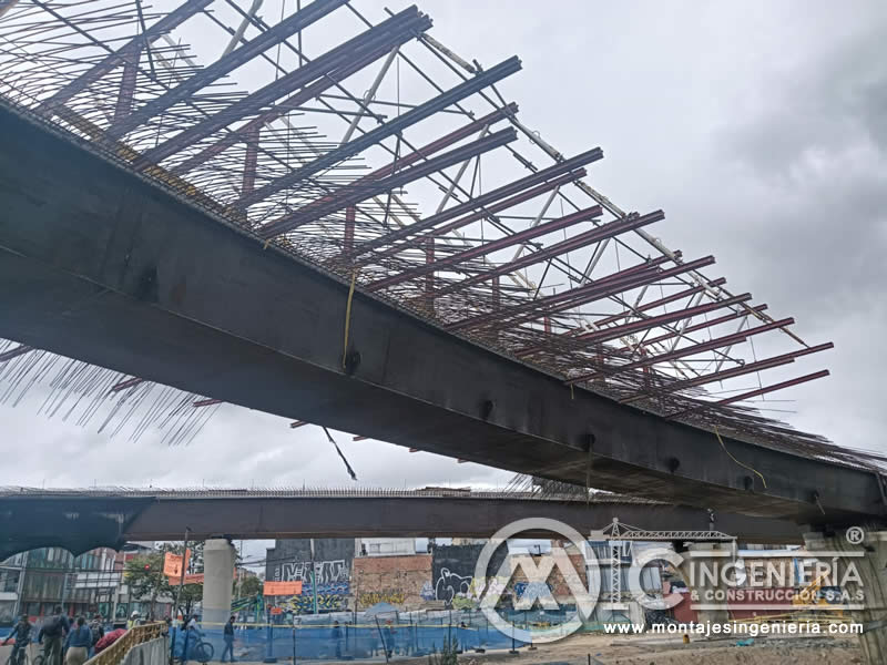 Estructura metálica con armadura de refuerzo en acero instalada sobre puente en construcción en Bogotá, Colombia. Montajes, Ingeniería y Construcción MIC SAS.