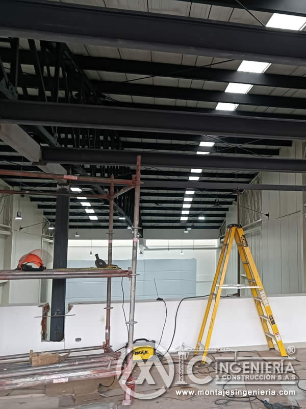 Estructura metálica de vigas y cubierta terminada en local comercial con iluminación LED en Bogotá, Colombia. Montajes, Ingeniería y Construcción MIC SAS. Estructura metálica de vigas y cubierta terminada en local comercial con iluminación LED en Bogotá, Colombia. Montajes, Ingeniería y Construcción MIC SAS.