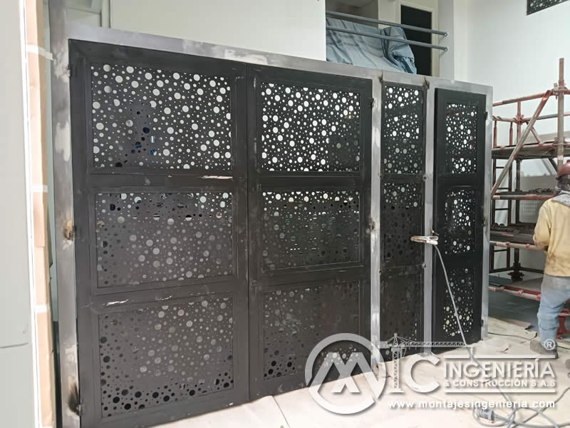 Fabricación e instalación de portones metálicos con paneles perforados decorativos para locales en Bogotá, Colombia. Montajes, Ingeniería y Construcción MIC SAS.