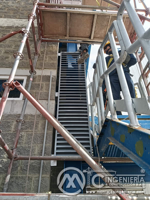 Instalación de escalera metálica con arnés y andamio en planta industrial en Bogotá, Colombia. Montajes, Ingeniería y Construcción MIC SAS.