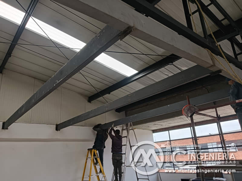 Instalación de vigas metálicas en nave con cubierta de cerchas metálicas en local comercial en Bogotá, Colombia. Montajes, Ingeniería y Construcción MIC SAS. Instalación de vigas metálicas en nave con cubierta de cerchas metálicas en local comercial en Bogotá, Colombia. Montajes, Ingeniería y Construcción MIC SAS.