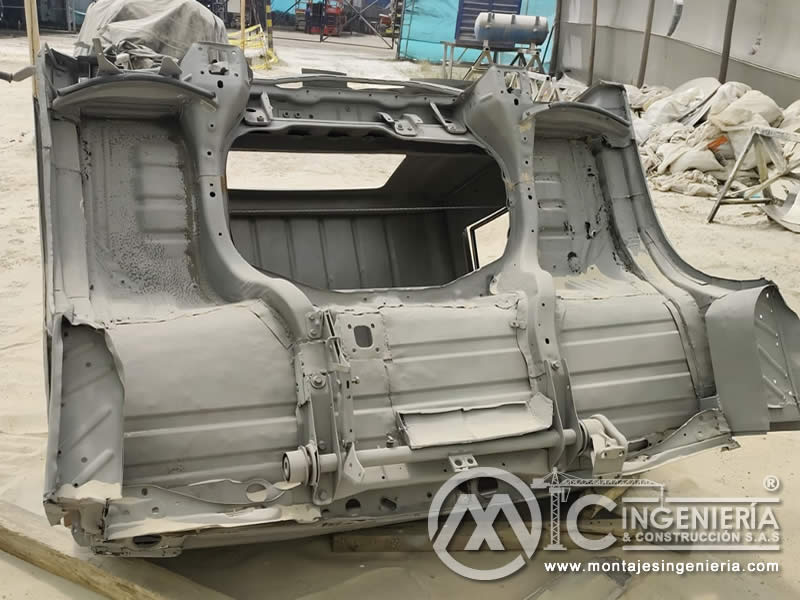 Limpieza con sandblasting de cabina y estructura metálica de vehículo industrial en Bogotá, Colombia. Montajes, Ingeniería y Construcción MIC SAS.