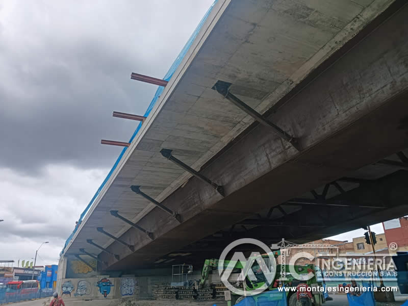 Ménsulas metálicas ancladas en cara inferior de tablero de puente urbano en Bogotá, Colombia. Montajes, Ingeniería y Construcción MIC SAS.