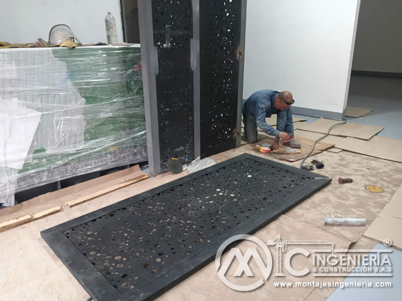Montaje de lámina perforada decorativa para puertas metálicas en locales e interiores en Bogotá, Colombia. Montajes, Ingeniería y Construcción MIC SAS.