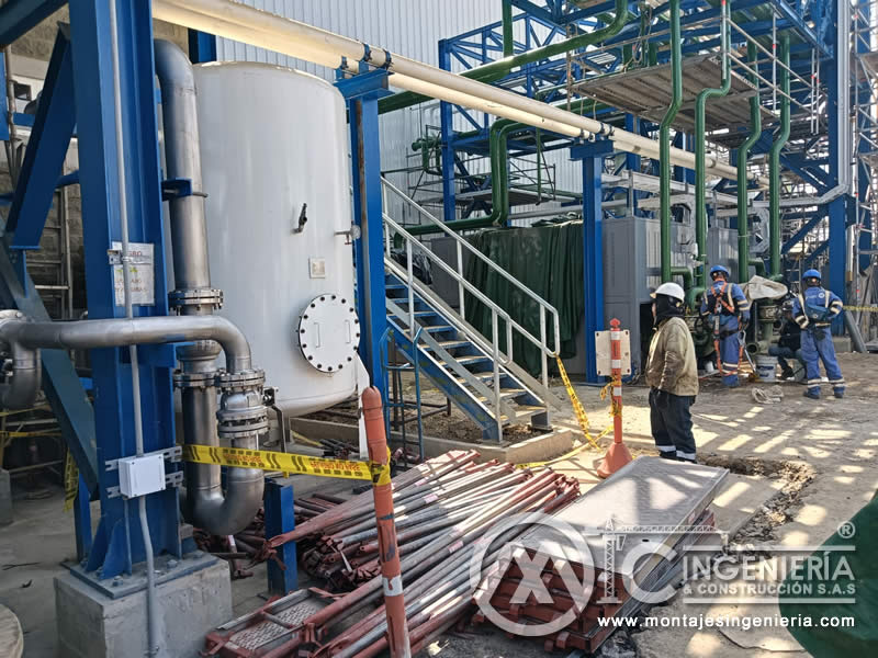Montaje de tanques, equipos y escaleras metálicas en planta industrial de proceso en Bogotá, Colombia. Montajes, Ingeniería y Construcción MIC SAS.