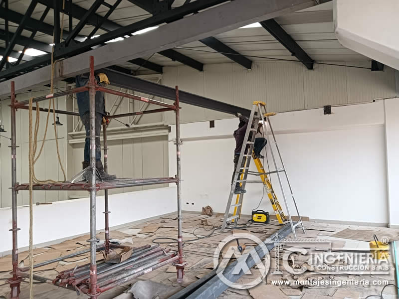 Montaje de viga metálica con soldadura en local comercial con cubierta de cerchas en Bogotá, Colombia. Montajes, Ingeniería y Construcción MIC SAS. Montaje de viga metálica con soldadura en local comercial con cubierta de cerchas en Bogotá, Colombia. Montajes, Ingeniería y Construcción MIC SAS.
