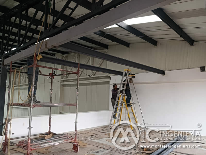 Montaje de vigas metálicas en bodega con andamios rodantes y cubierta de cerchas en Bogotá, Colombia. Montajes, Ingeniería y Construcción MIC SAS. Montaje de vigas metálicas en bodega con andamios rodantes y cubierta de cerchas en Bogotá, Colombia. Montajes, Ingeniería y Construcción MIC SAS.