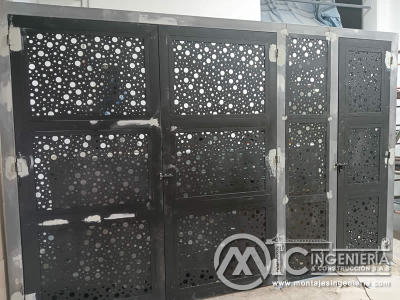 Portones metálicos con lámina perforada instalados en accesos comerciales e industriales en Bogotá, Colombia. Montajes, Ingeniería y Construcción MIC SAS.
