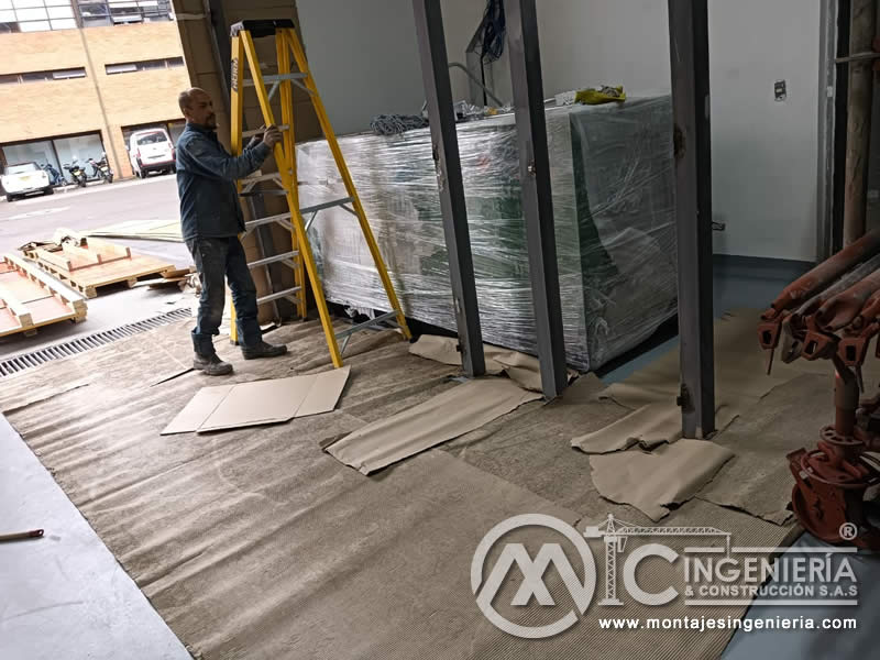 Preparación de marco metálico para instalación de portones en local comercial en construcción en Bogotá, Colombia. Montajes, Ingeniería y Construcción MIC SAS.
