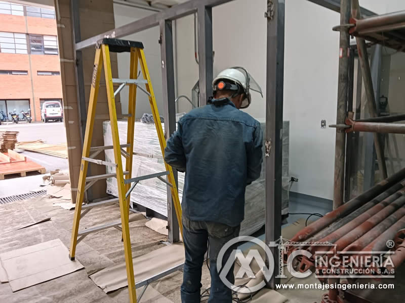 Revisión de marco metálico para vano de acceso en local comercial en obra en Bogotá, Colombia. Montajes, Ingeniería y Construcción MIC SAS.