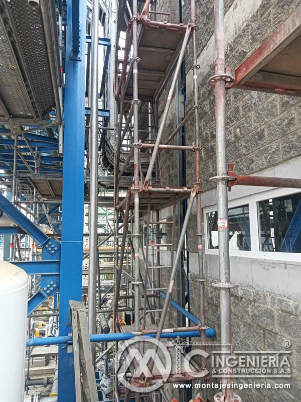 Sistema de andamios multidireccionales instalado en planta industrial con estructuras metálicas en Bogotá, Colombia. Montajes, Ingeniería y Construcción MIC SAS.