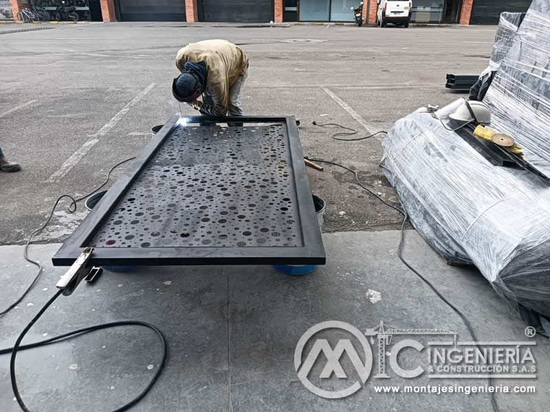Soldadura de lámina perforada para portones y puertas decorativas metálicas en Bogotá, Colombia. Montajes, Ingeniería y Construcción MIC SAS.