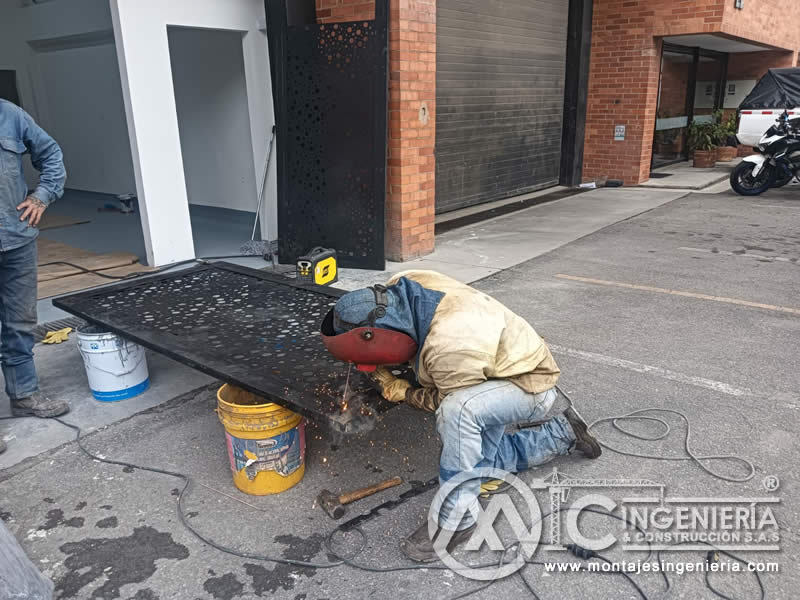 Soldadura de paneles metálicos perforados para portones decorativos y fachadas en Bogotá, Colombia. Montajes, Ingeniería y Construcción MIC SAS.