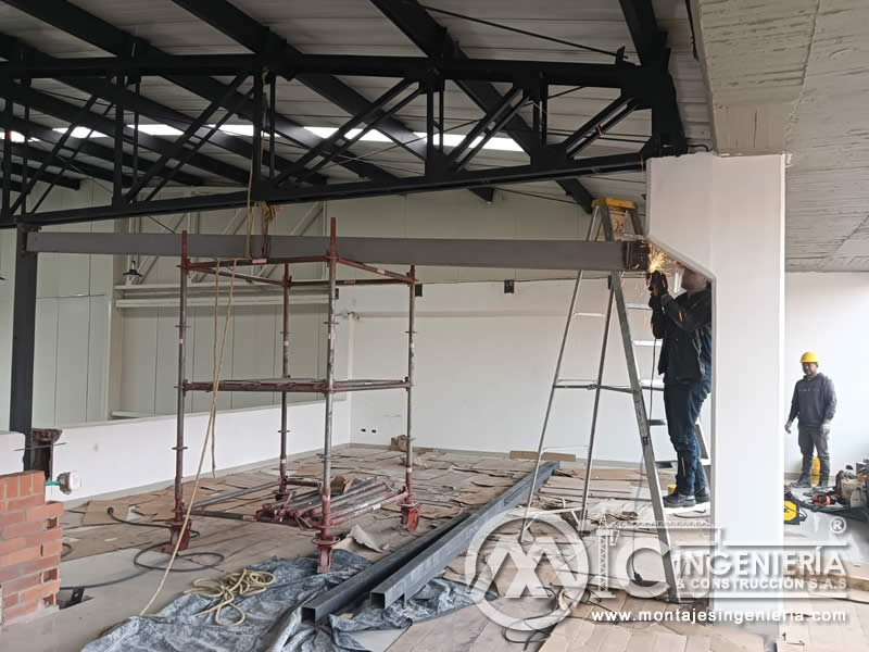 Soldadura de vigas metálicas en nave industrial con andamios y equipo de protección en Bogotá, Colombia. Montajes, Ingeniería y Construcción MIC SAS. Soldadura de vigas metálicas en nave industrial con andamios y equipo de protección en Bogotá, Colombia. Montajes, Ingeniería y Construcción MIC SAS.